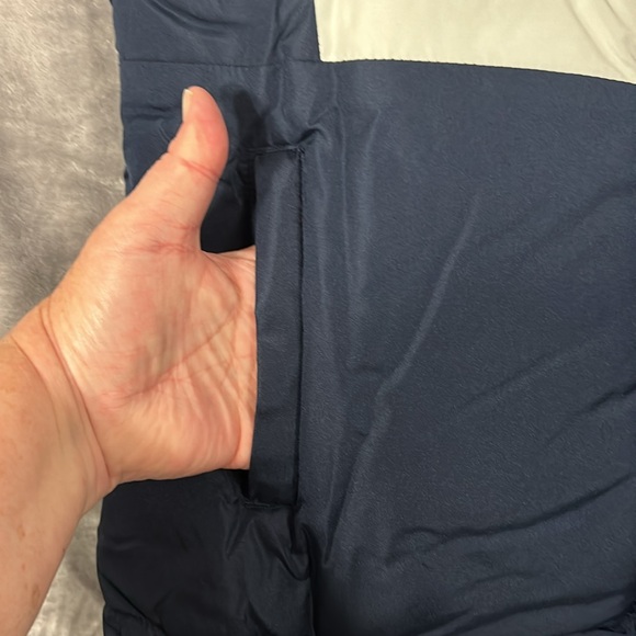 NFL Tennessee Titans Football Women’s Puffer Vest size Medium - Picture 3 of 4